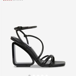 New in box Steve Madden Elements Heel in Black